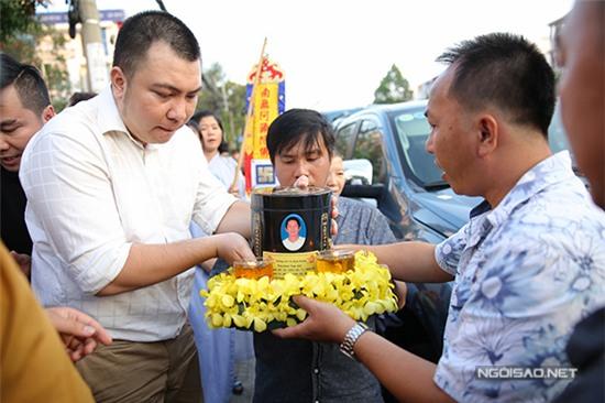 me-quoc-huong-lien-tuc-ngat-xiu-trong-dam-tang-con-1