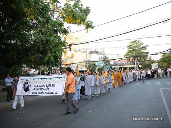 me-quoc-huong-lien-tuc-ngat-xiu-trong-dam-tang-con-2