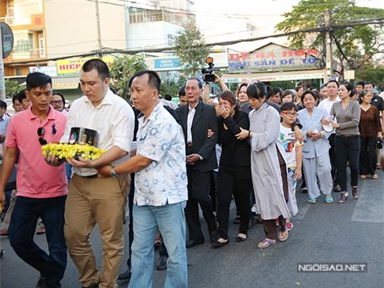 me-quoc-huong-lien-tuc-ngat-xiu-trong-dam-tang-con-3