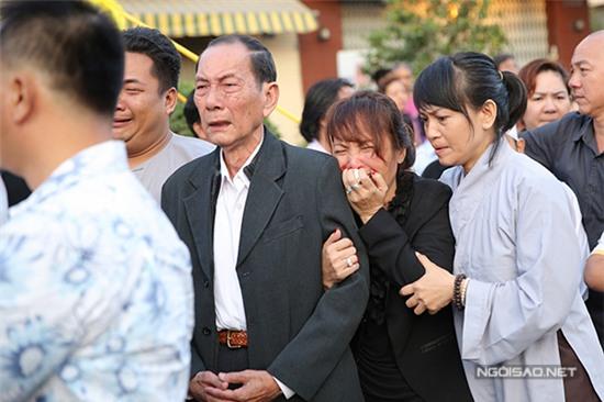 me-quoc-huong-lien-tuc-ngat-xiu-trong-dam-tang-con-4