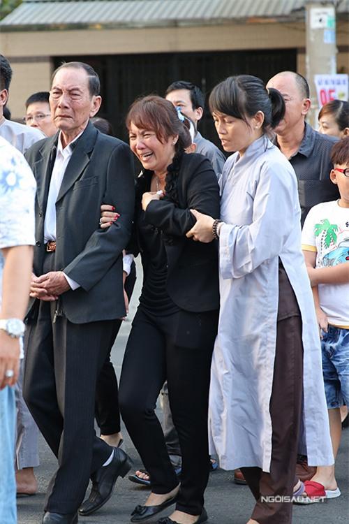 me-quoc-huong-lien-tuc-ngat-xiu-trong-dam-tang-con-5