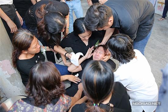 me-quoc-huong-lien-tuc-ngat-xiu-trong-dam-tang-con-6