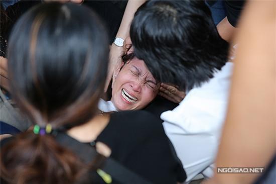 me-quoc-huong-lien-tuc-ngat-xiu-trong-dam-tang-con-7