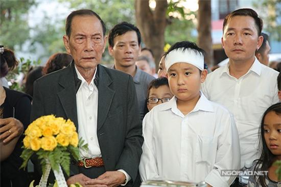 me-quoc-huong-lien-tuc-ngat-xiu-trong-dam-tang-con-8