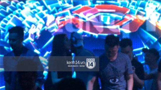 Á hậu Tú Anh cùng Seung Ri (Big Bang) liên tục thân mật trong bar - Ảnh 3.