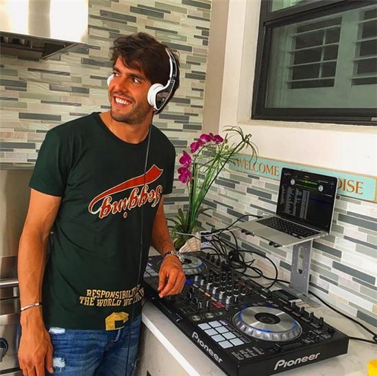 cuoc-song-sau-ly-hon-cua-kaka-5