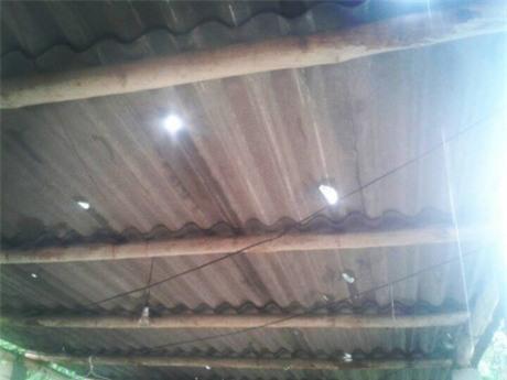 Một số mái nhà dân bị thủng. (Ảnh: facebook)