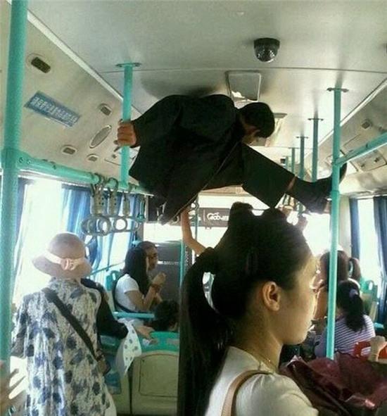 Ngồi trên này thoáng mát, mà không sợ chen lấn.