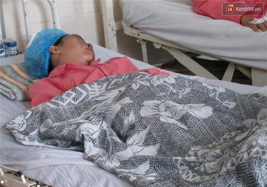 Mẹ của nữ sinh bị tạt axit ở Sài Gòn: Các con vào thăm Hương xin đừng khóc - Ảnh 1.