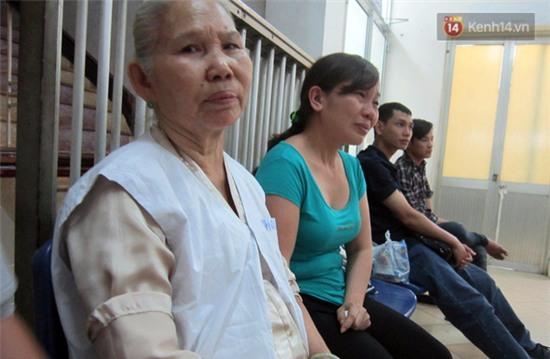 Mẹ của nữ sinh bị tạt axit ở Sài Gòn: Các con vào thăm Hương xin đừng khóc - Ảnh 2.