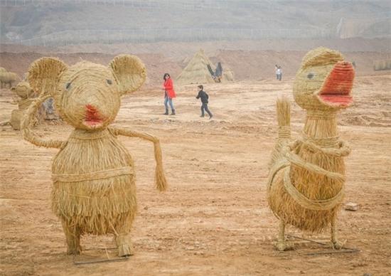 Du khách Trung Quốc đổ xô đi xem triển lãm... bù nhìn rơm - Ảnh 3.
