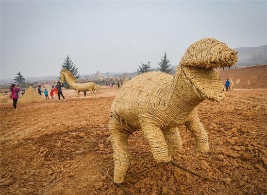 Du khách Trung Quốc đổ xô đi xem triển lãm... bù nhìn rơm - Ảnh 4.