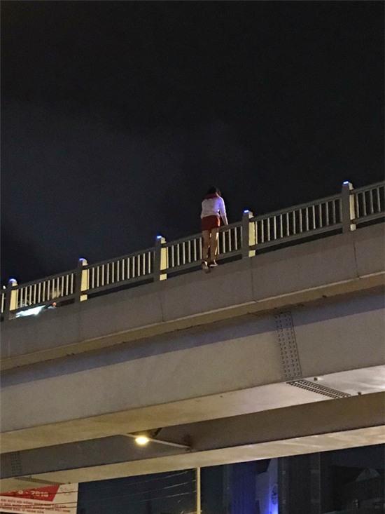 TP. HCM: Một cô gái trẻ leo ra lan can cầu vượt tự tử khiến nhiều người hốt hoảng - Ảnh 2.