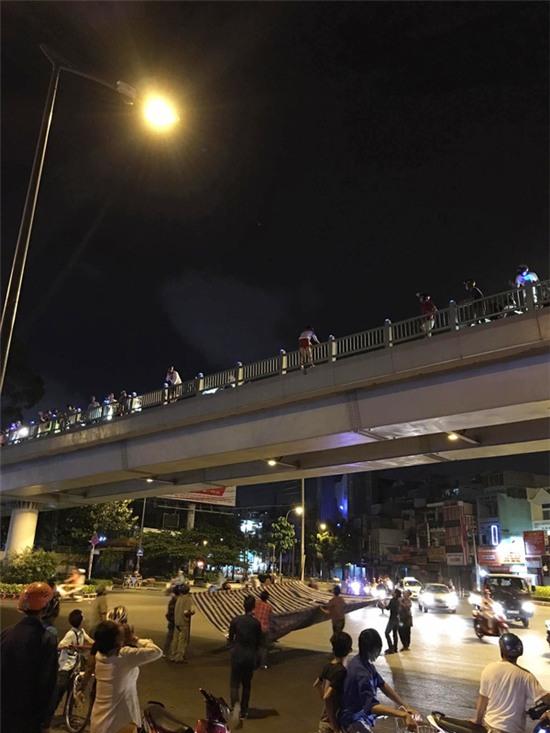 TP. HCM: Một cô gái trẻ leo ra lan can cầu vượt tự tử khiến nhiều người hốt hoảng - Ảnh 3.