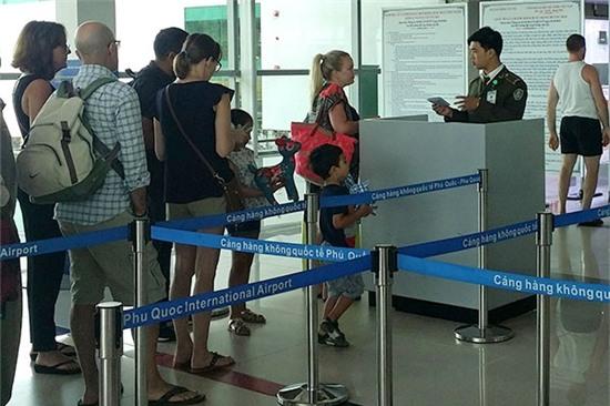 “Tiền mất, tật mang” vì dùng vé máy bay của người khác - Ảnh 1.