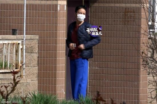 Tạ Đình Phong - Vương Phi bị bắt gặp tình tứ nắm tay nhau đi dạo đêm - Ảnh 1.