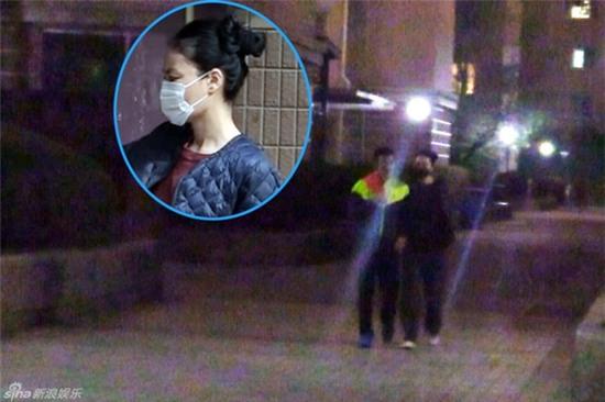 Tạ Đình Phong - Vương Phi bị bắt gặp tình tứ nắm tay nhau đi dạo đêm - Ảnh 3.