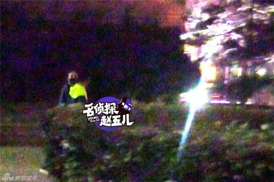 Tạ Đình Phong - Vương Phi bị bắt gặp tình tứ nắm tay nhau đi dạo đêm - Ảnh 4.