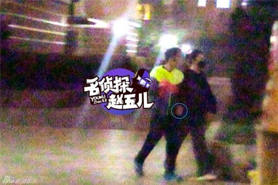 Tạ Đình Phong - Vương Phi bị bắt gặp tình tứ nắm tay nhau đi dạo đêm - Ảnh 5.