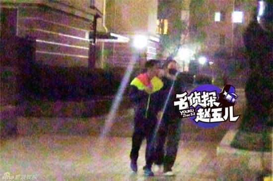 Tạ Đình Phong - Vương Phi bị bắt gặp tình tứ nắm tay nhau đi dạo đêm - Ảnh 7.