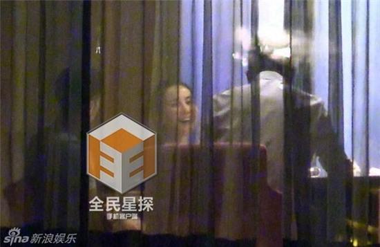 Tạ Đình Phong - Vương Phi bị bắt gặp tình tứ nắm tay nhau đi dạo đêm - Ảnh 9.