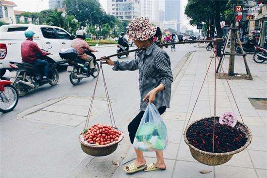Bán nhót đỏ, mận chát thu lãi cả chục triệu/ngày thì chắc kéo nhau đi bán hàng rong hết! - Ảnh 10.