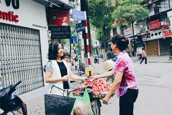 Bán nhót đỏ, mận chát thu lãi cả chục triệu/ngày thì chắc kéo nhau đi bán hàng rong hết! - Ảnh 12.