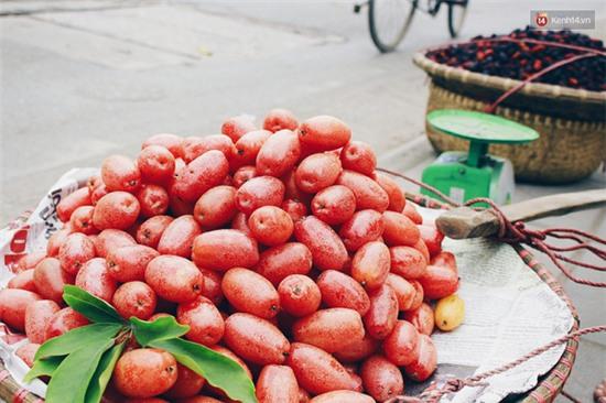 Bán nhót đỏ, mận chát thu lãi cả chục triệu/ngày thì chắc kéo nhau đi bán hàng rong hết! - Ảnh 2.