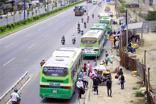  Nhiều xe buýt bất chấp quy định, đậu xe chờ khách cả chục phút cùng với hàng rong tạo ra cảnh nhếch nhác ở khu vực gần cầu vượt Suối Tiên. 