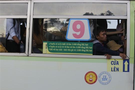  Người đứng, người ngồi chật cứng cả chiếc xe buýt tuyến số 9, máy lạnh cũng không được mở . Xe buýt chẳng khác lò nung 
