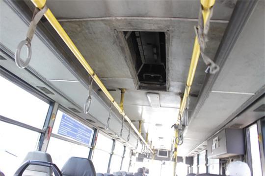  Hầu hết máy lạnh trên xe buýt đã hư hỏng, lúc chạy lúc không. Trong ảnh: Máy lạnh trên một xe buýt tuyến 55 không có, để lại một lỗ hổng nhếch nhác trên trần xe. 