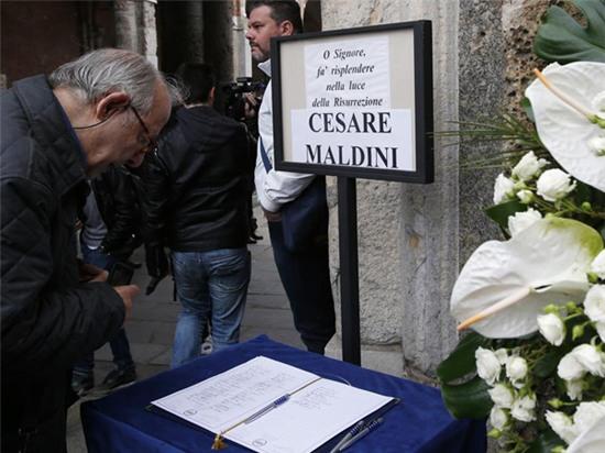 paolo-maldini-khoc-cuoi-trong-le-tang-bo-12