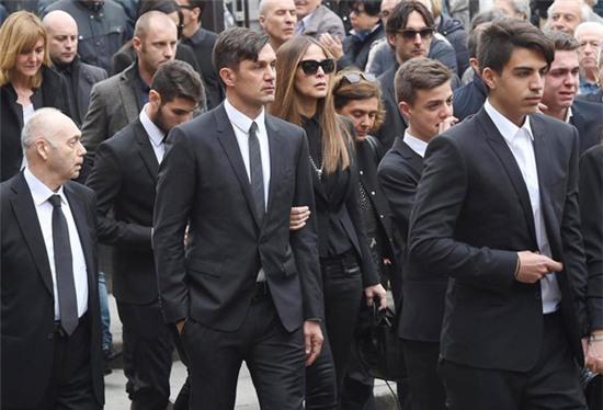 paolo-maldini-khoc-cuoi-trong-le-tang-bo-1