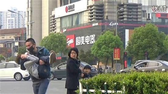 Shock: Video người Trung Quốc dửng dưng nhìn cậu bé bị bắt cóc - Ảnh 2.