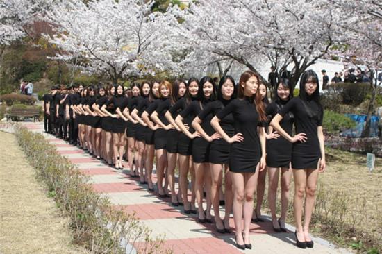 Hàn Quốc: Nam thanh nữ tú ngành thời trang khoe dáng siêu chuẩn dưới hoa anh đào - Ảnh 1.