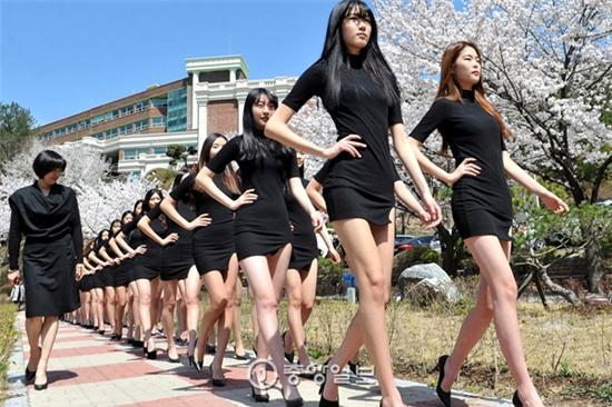 Hàn Quốc: Nam thanh nữ tú ngành thời trang khoe dáng siêu chuẩn dưới hoa anh đào - Ảnh 5.