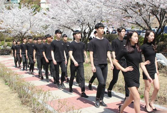 Hàn Quốc: Nam thanh nữ tú ngành thời trang khoe dáng siêu chuẩn dưới hoa anh đào - Ảnh 6.