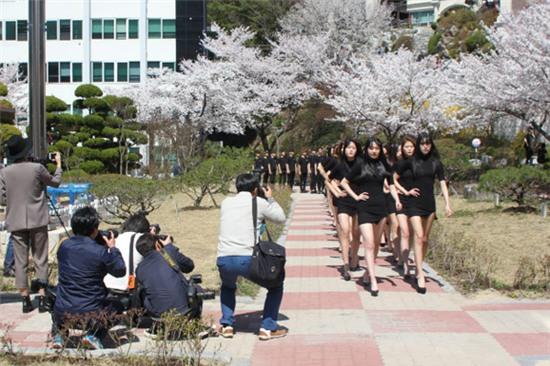 Hàn Quốc: Nam thanh nữ tú ngành thời trang khoe dáng siêu chuẩn dưới hoa anh đào - Ảnh 7.