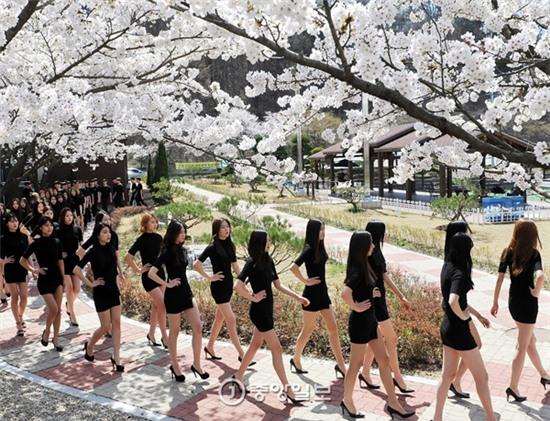 Hàn Quốc: Nam thanh nữ tú ngành thời trang khoe dáng siêu chuẩn dưới hoa anh đào - Ảnh 8.
