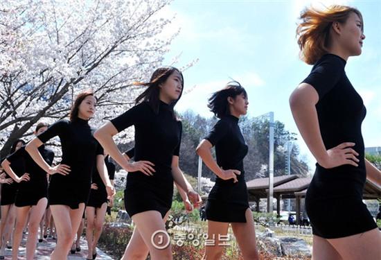 Hàn Quốc: Nam thanh nữ tú ngành thời trang khoe dáng siêu chuẩn dưới hoa anh đào - Ảnh 9.
