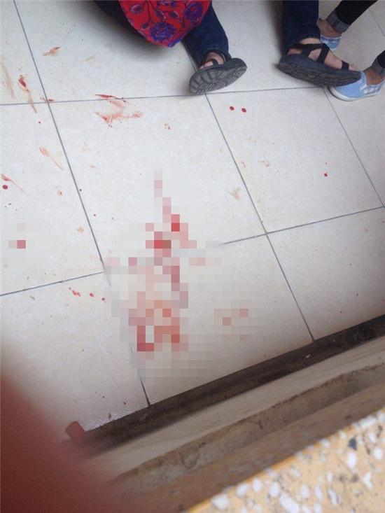 Vết máu vương vãi trên sàn