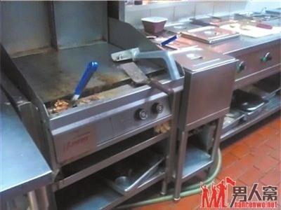 Kệ để dụng cụ nấu ăn bên trong nhà hàng Hòa Hợp Cốc không sạch sẽ là bao, nhất là khi những dụng cụ này còn được trưng dụng để... gom rác.