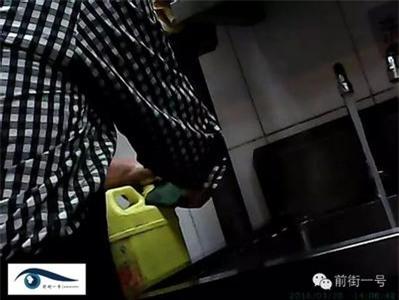 Hình ảnh do phóng viên chụp nén được bên trong khu bếp của nhà hàng Hòa Hợp Cốc.