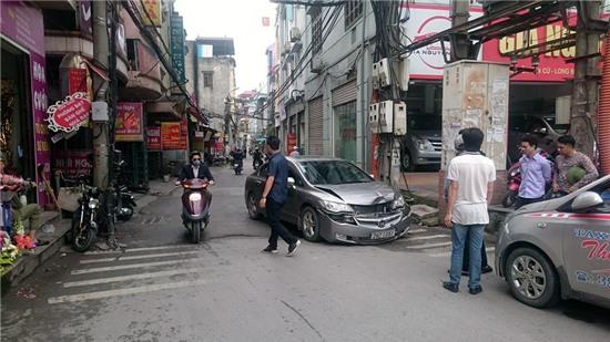 Thanh niên ngoại quốc điều khiển xe Civic đâm vào xe taxi trên phố Bồ Đề.