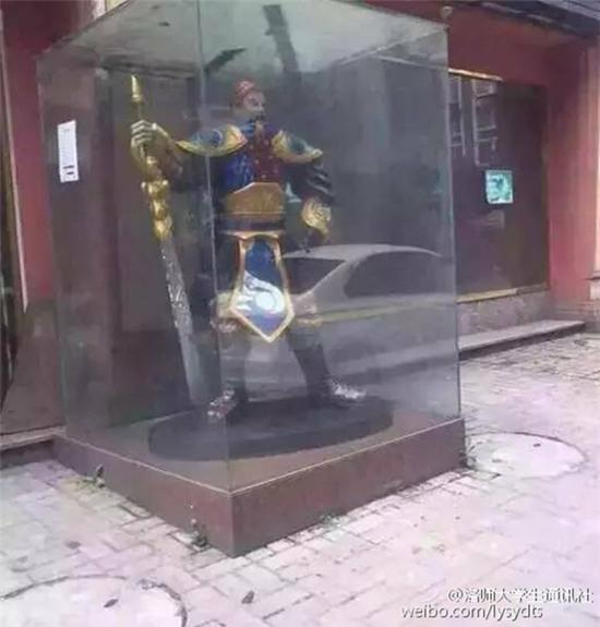 Cụ bà dập đầu quỳ lạy trước hàng net vì tưởng bức tượng nhân vật game ở cửa là... Quan Công - Ảnh 3.