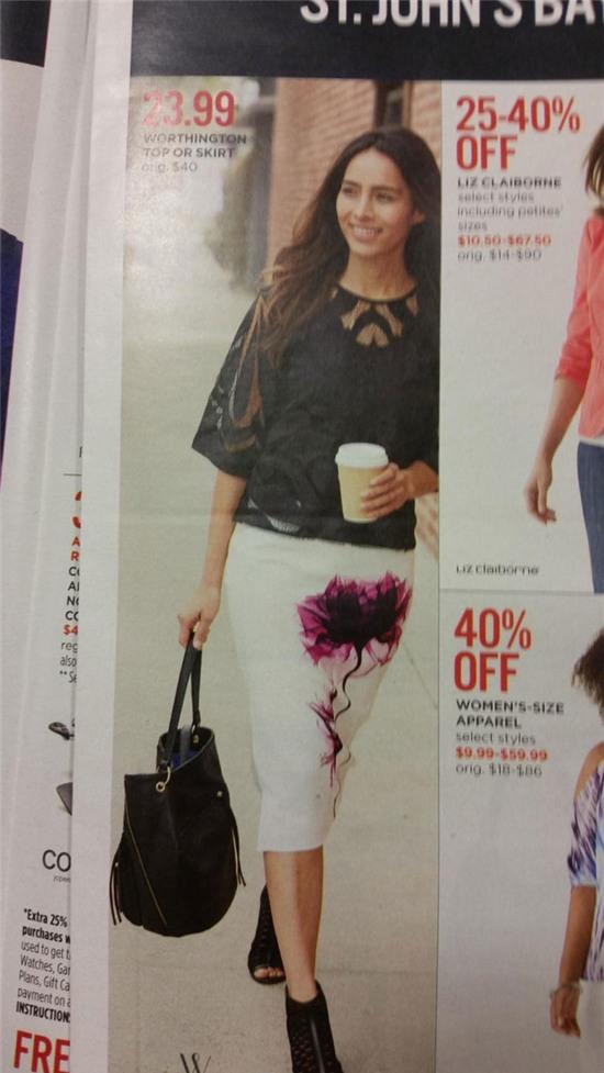 Chiếc váy gây sốt Internet vì trông như đến tháng - Ảnh 2.