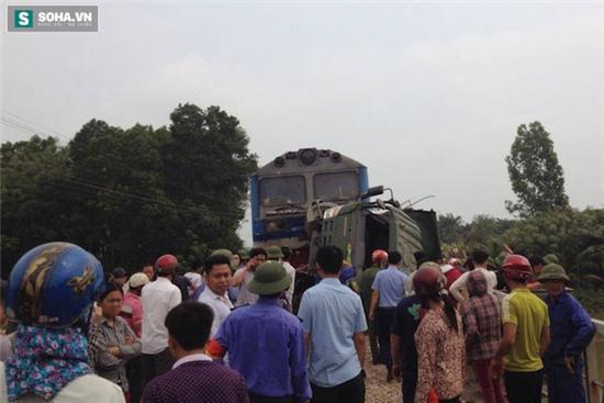 Tai nạn kinh hoàng: Tàu hỏa kéo lê xe tải 50m, giắt vào cầu sắt - Ảnh 3.