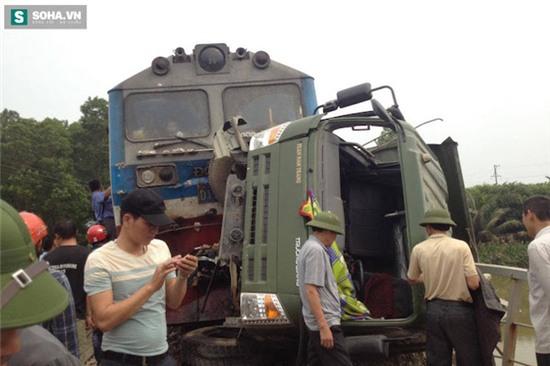 Tai nạn kinh hoàng: Tàu hỏa kéo lê xe tải 50m, giắt vào cầu sắt - Ảnh 7.