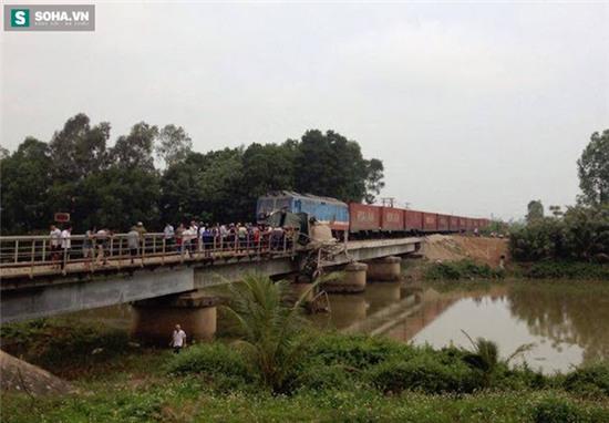 Tai nạn kinh hoàng: Tàu hỏa kéo lê xe tải 50m, giắt vào cầu sắt - Ảnh 8.