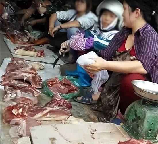 Đột nhập khu chợ chuyên bán thịt ôi, thịt ế giá chỉ 30.000đ/kg ngay giữa Hà Nội - Ảnh 9.